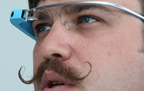 French.guy.wearing.Google.Glass