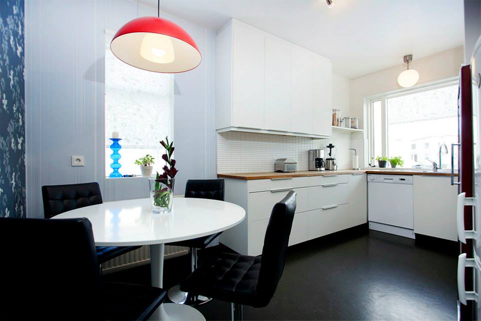 Takið eftir hvernig rauða eldhúsljósið er skemmtilegt mótvægi við veggfóðrið 