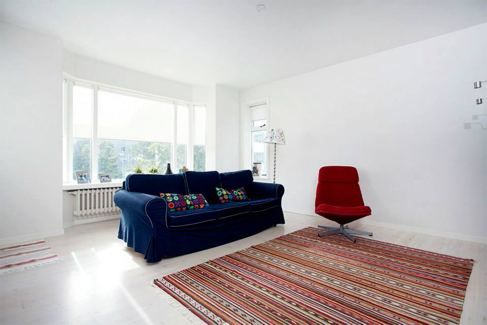  víttuð furuborð á gólfi setur skemmtilegan svip á íbúðina 