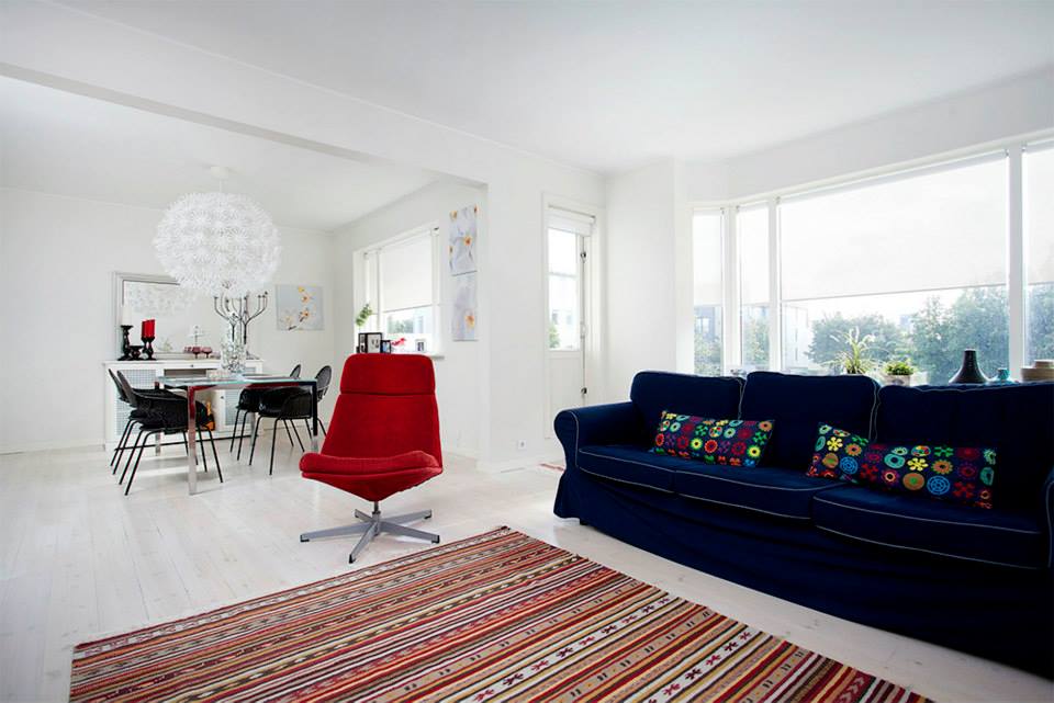 Allt hvítt en innbú í litum brýtur upp stemminguna 