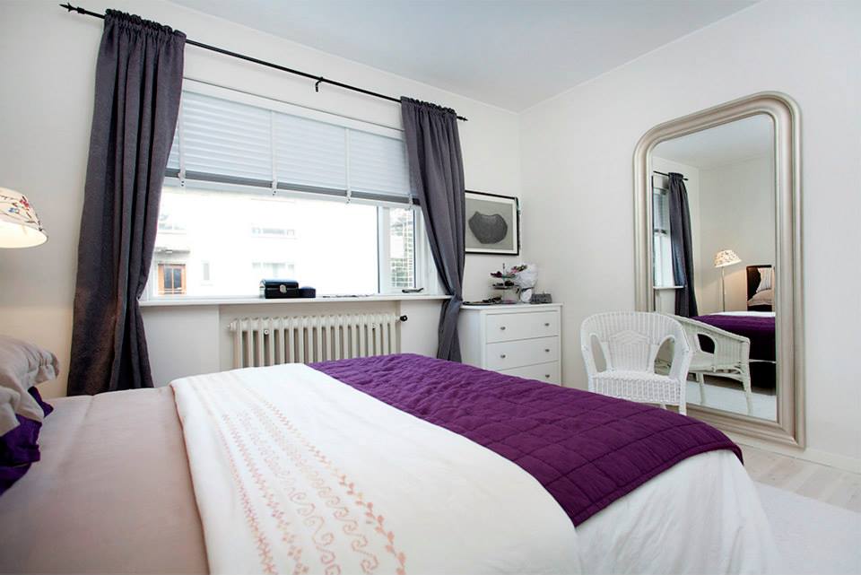  Ljósir tónar ráða ríkjum en fjólubláa teppið brýtur upp einfaldleikann 