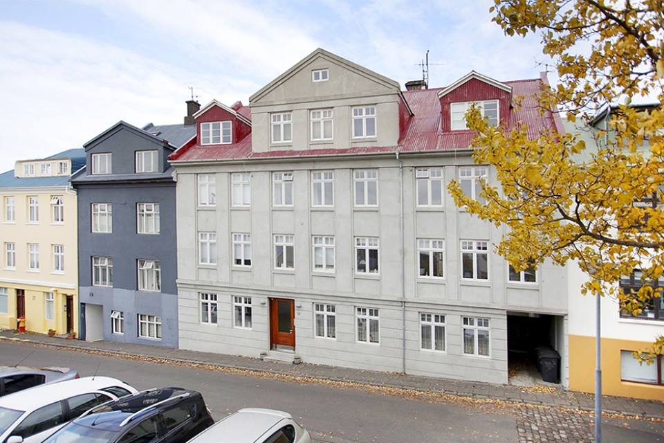 Glæsileg bygging sem kallar fram fallega götumynd við Þórsgötuna