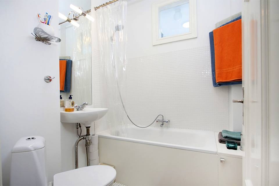 Baðherbergið einfalt og í takt við baðherbergi á þeim tíma sem húsið var reist