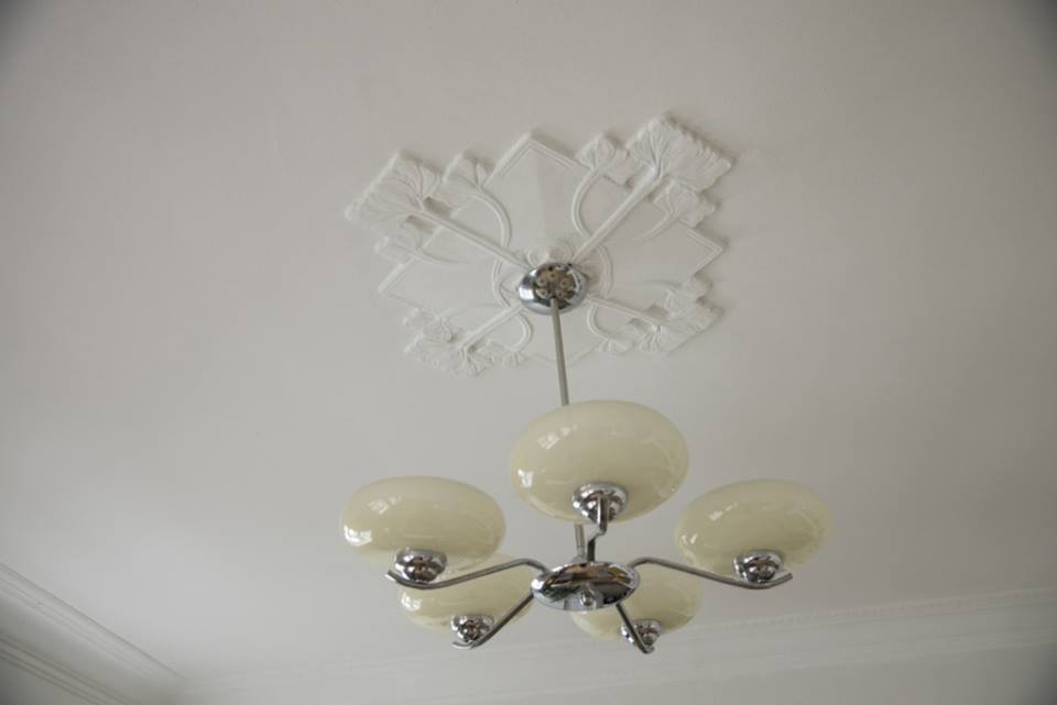 Loftlistar og rósettur í jugendstíl kalla fram sjarmann í svona gömlu húsi