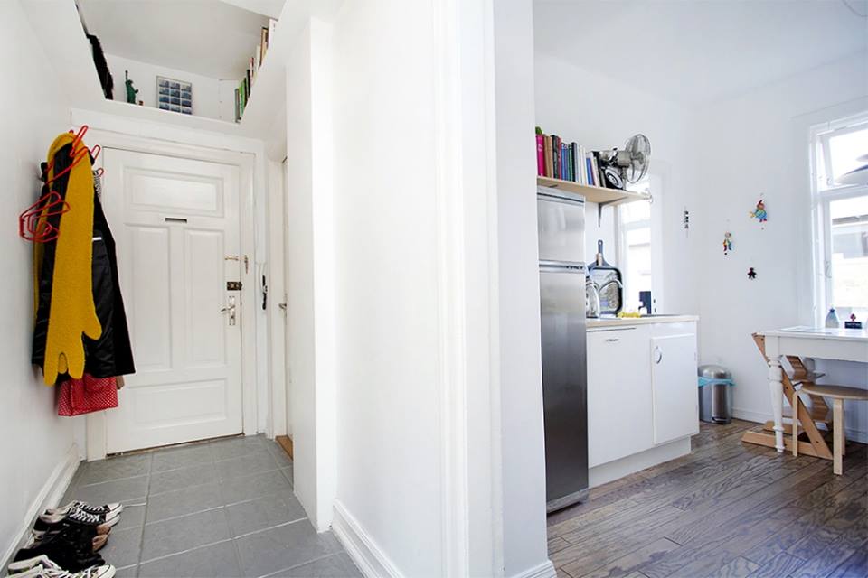 Takið eftir hillunum upp við loftið