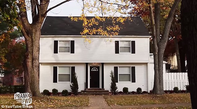 2357F32C00000578-2843135-Knock_knock_Cara_Simmons_a_single_mother_of_three_from_Cleveland-128_1416521531149