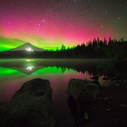 Aurora-Borealis-at-Trillium-Lake-Oregon