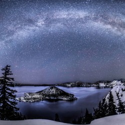 Lyrid-Meteor-Shower-at-Crater-Lake