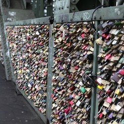 love_locks_Hohenzollern_Bridge_cologne