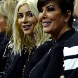 Kim-Kardashian-smiled-her-mom-Kris-during-show