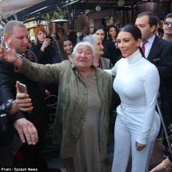 277CF6B100000578-3035865-The_moment_she_s_been_waiting_for_Kim_Kardashian_s_Queen_like_st-a-26_1428858288324