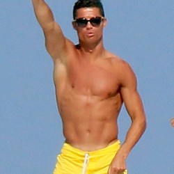 29368F0400000578-3104394-It_s_fun_to_stay_at_the_Cristiano_Ronaldo_was_pictured_dancing_o-a-110_1433068976463