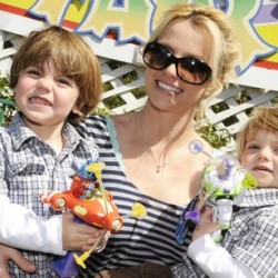 Britney_Spears_with_kids_fct1188x892x1x444_t410