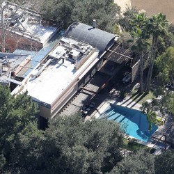 2AACF90200000578-3167319-Aerial_photo_of_Demi_s_Beverly_Hills_home_There_was_reportedly_a-a-3_1437339187368