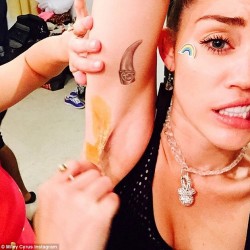 2ABF6CED00000578-3171606-_R_I_P_P_I_T_Miley_Cyrus_had_her_hairy_armpits_waxed_after_month-m-29_1437616805800