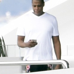 2C38739900000578-3231906-Laid_back_Jay_Z_looked_easy_breezy_in_his_white_tee-a-25_1442076508952