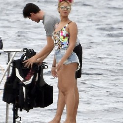 2C38739D00000578-3231906-Ready_for_action_Beyonce_took_to_the_surf_on_a_jet_ski_on_Friday-a-15_1442076508912