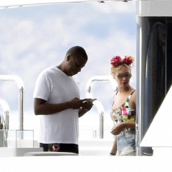 2C3873FD00000578-3231906-Tech_addict_Jay_Z_was_seen_checking_his_phone_as_he_joined_his_s-a-49_1442076509740