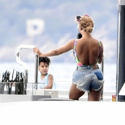 2C38754200000578-3231906-Smile_for_mummy_Blue_Ivy_was_seen_giving_cheesy_grins_to_her_mum-a-38_1442076509289