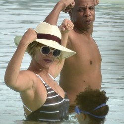 2C630B5600000578-3237215-Now_that_s_a_power_couple_Beyonce_and_Jay_Z_flexed_their_muscles-a-101_1442425184768