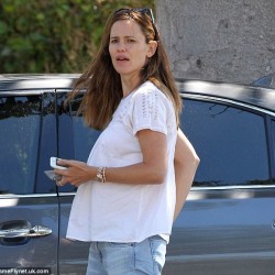 2D20EE2800000578-3261976-Having_fun_with_a_rumour_Jennifer_Garner_wore_a_maternity_style_-m-14_1444140074013
