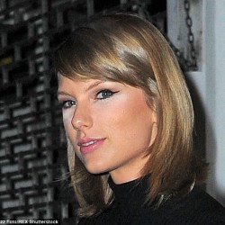 2D2EFC2400000578-3264499-Beauty_blunder_Taylor_Swift_appeared_to_have_a_minor_make_up_mis-a-1_1444290753791