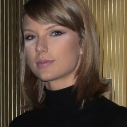 2D2F0C0800000578-3264499-Concealing_tired_eyes_TSwift_didn_t_appear_to_blend_her_conceale-m-1_1444294235029