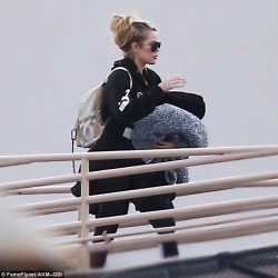 2D9E2D0D00000578-3282728-Support_Khloe_Kardashian_was_pictured_accompanying_medics_as_it_-a-6_1445427014490