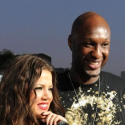 Khloe-Kardashian-Lamar-Odom-sign-to-finalize-divorce