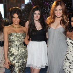 kardashian-sisters-peoples-choice-awards-2011-590
