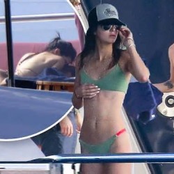 PICTURE-EXCLUSIVE-Bikini-clad-Kendall-Jenner-and-former-rumoured-beau-Harry-Styles-put-on-an-intimate-display-as-they-holiday-on-St-Barts-yacht