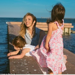 32AD264200000578-3516244-Love_Chelsea_pictured_playing_with_her_two_daughters_said_simult-m-48_1459375016612