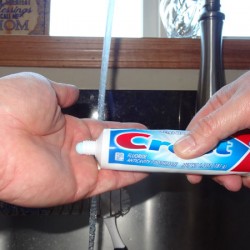 16-toothpaste-uses