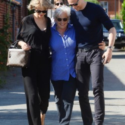 35A4911000000578-3659430-Meet_the_parents_Taylor_Swift_walked_arm_in_arm_with_Tom_Hiddles-a-92_1466827197924