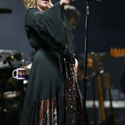 35AB3D3C00000578-3661717-Rolling_in_the_mud_Adele_drew_a_crowd_of_thousands_to_Glastonbur-a-1_1467011220654