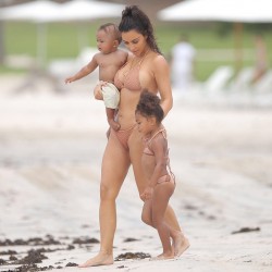 3760512900000578-3747877-Too_cute_Kim_Kardashian_spent_the_day_on_the_beach_with_North_an-m-63_1471553943906