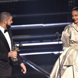 37AC472300000578-3762910-Awe_struck_Drake_looked_towards_Rihanna_during_his_length_and_gl-a-5_1472445456559