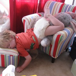 funny-kids-sleeping-anywhere-14-57a987fedf2a6__605.jpg