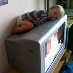 funny-kids-sleeping-anywhere-99-57a9e31a79f3a__605.jpg