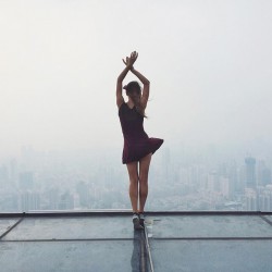 roof-climbing-girl-dangerous-selfies-angela-nikolau-russia-5