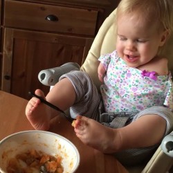 no-arms-toddler-feeds-with-feet-vasilina-elmira-knutzen-10