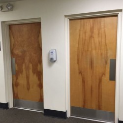 dw4wp-door-funny-bathroom-wood-looks-like-vagina-and-penis-1