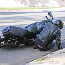 *PREMIUM-EXCLUSIVE* Ben Affleck takes a bad spill on his motorcyle