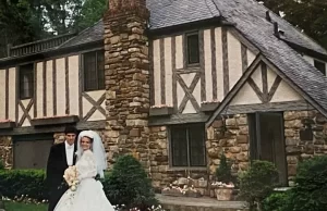 Jen og Tomer á brúðkaupsdaginn fyrir utan draugahúsið